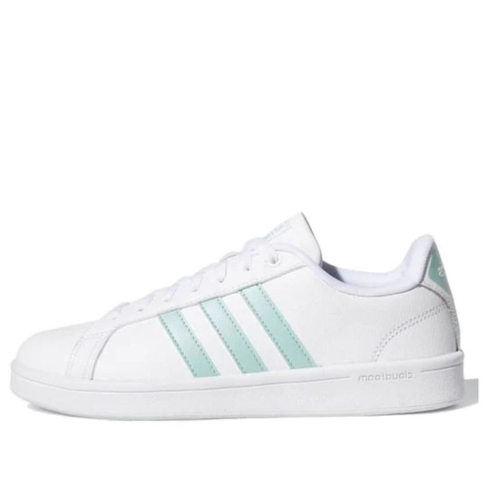 adidas Women's Cloudfoam Advantage White/Green. Size 6 1/2.